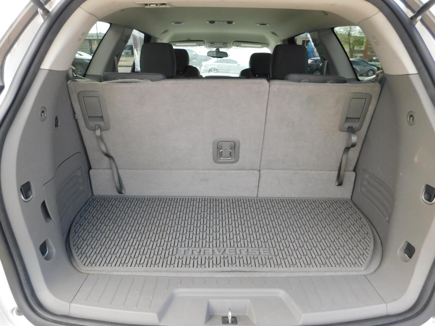 2013 SILVER Chevrolet Traverse LS FWD (1GNKRFKD0DJ) with an 3.6L V6 DOHC 24V engine, 6-Speed Automatic transmission, located at 2121 Burlington St, North Kansas City, MO, 64116, (816) 556-0707, 39.144707, -94.581978 - Photo#8