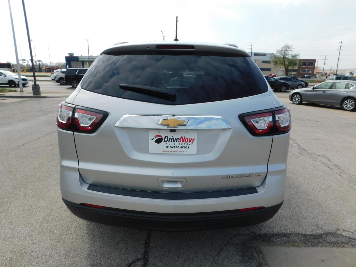 2013 SILVER Chevrolet Traverse LS FWD (1GNKRFKD0DJ) with an 3.6L V6 DOHC 24V engine, 6-Speed Automatic transmission, located at 2121 Burlington St, North Kansas City, MO, 64116, (816) 556-0707, 39.144707, -94.581978 - Photo#9