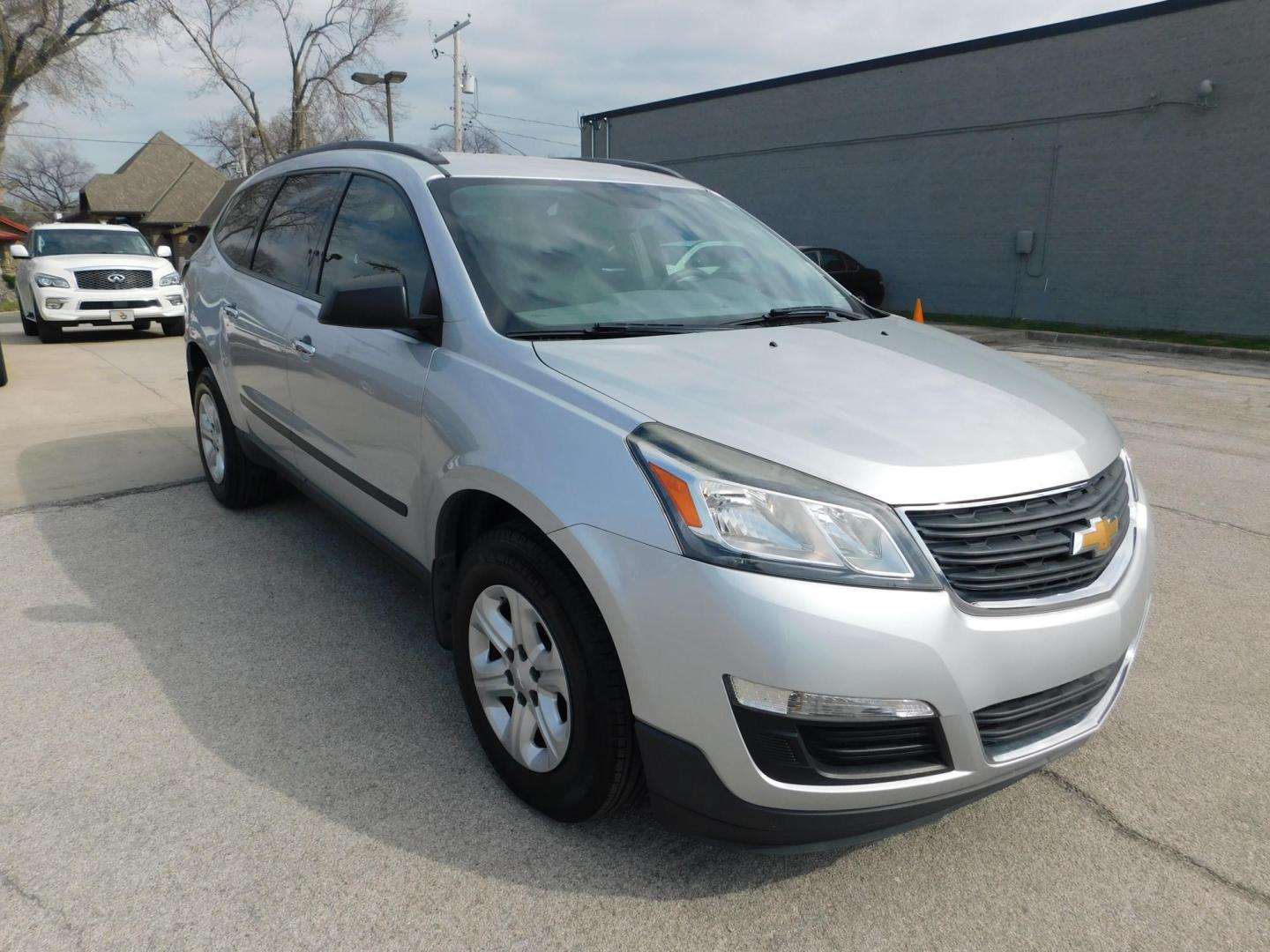 2013 SILVER Chevrolet Traverse LS FWD (1GNKRFKD0DJ) with an 3.6L V6 DOHC 24V engine, 6-Speed Automatic transmission, located at 2121 Burlington St, North Kansas City, MO, 64116, (816) 556-0707, 39.144707, -94.581978 - Photo#10
