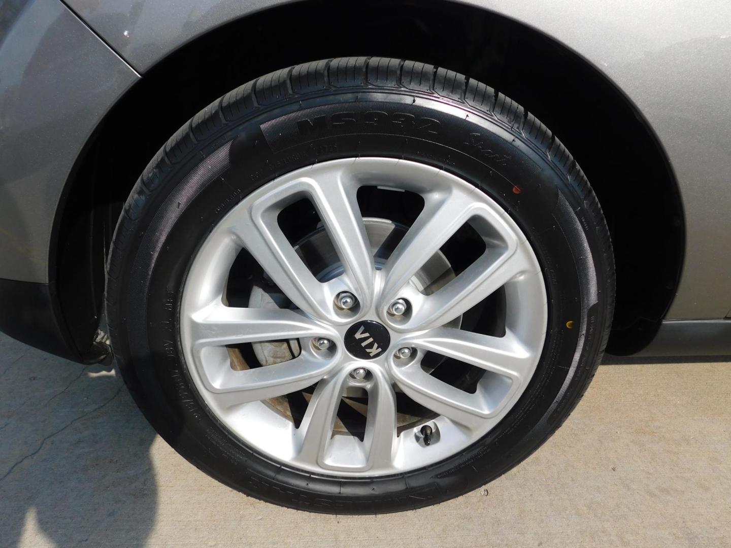 2018 GRAY Kia Soul + (KNDJP3A52J7) with an 2.0L L4 DOHC 16V engine, 6A transmission, located at 2121 Burlington St, North Kansas City, MO, 64116, (816) 556-0707, 39.144707, -94.581978 - Photo#1