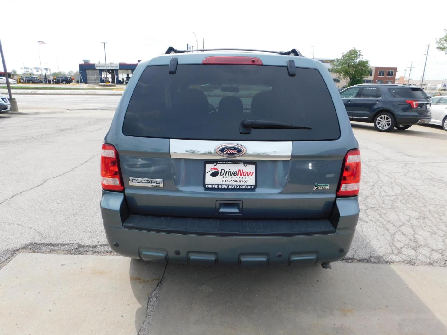 2010 BLUE Ford Escape Limited FWD (1FMCU0EG9AK) with an 3.0L V6 DOHC 24V engine, 6-Speed Automatic transmission, located at 2121 Burlington St, North Kansas City, MO, 64116, (816) 556-0707, 39.144707, -94.581978 - Photo#8