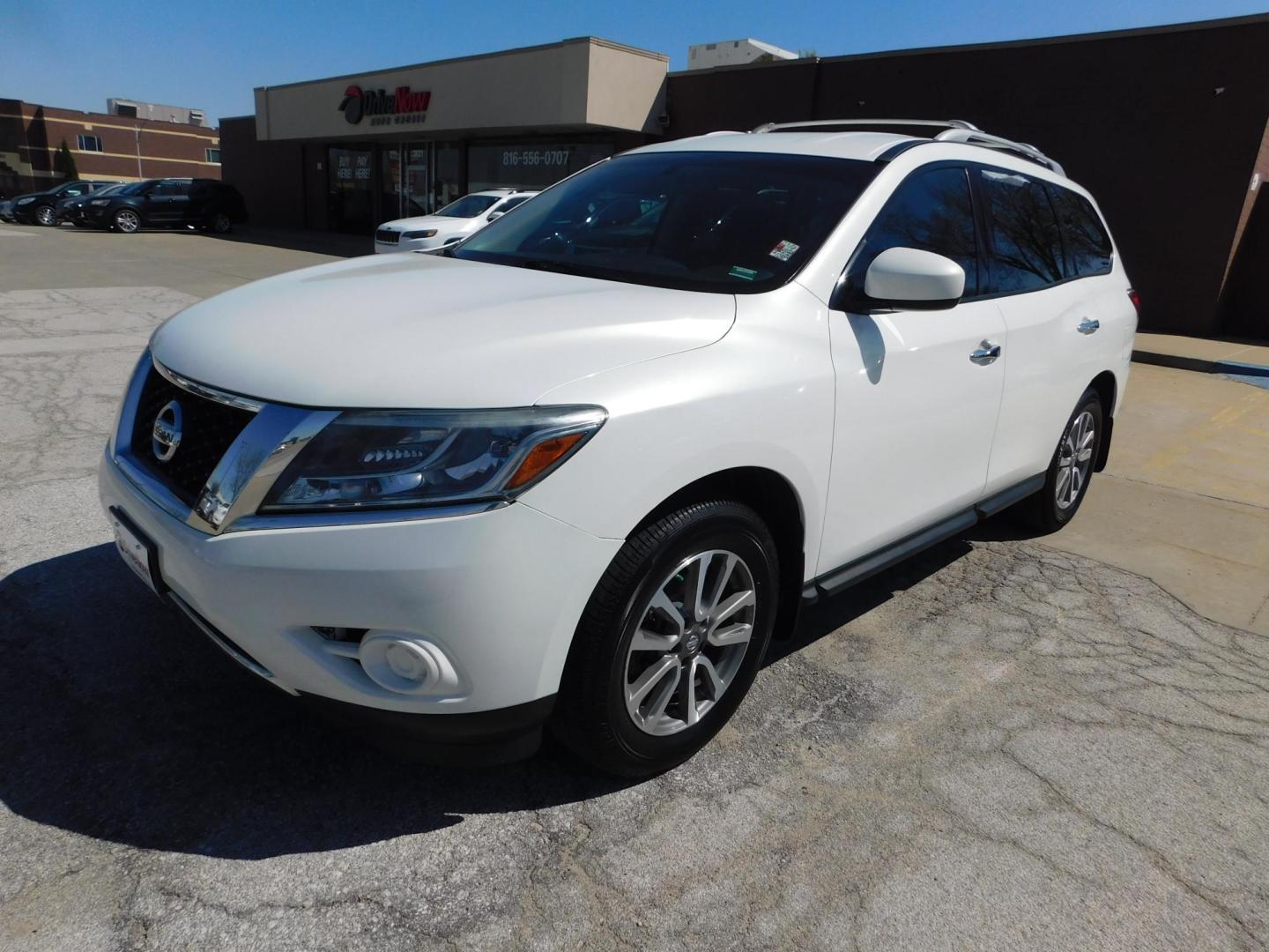 2014 WHITE Nissan Pathfinder S 4WD (5N1AR2MM4EC) with an 3.5L V6 DOHC 24V engine, Continuously Variable Transmission transmission, located at 2121 Burlington St, North Kansas City, MO, 64116, (816) 556-0707, 39.144707, -94.581978 - Photo#0