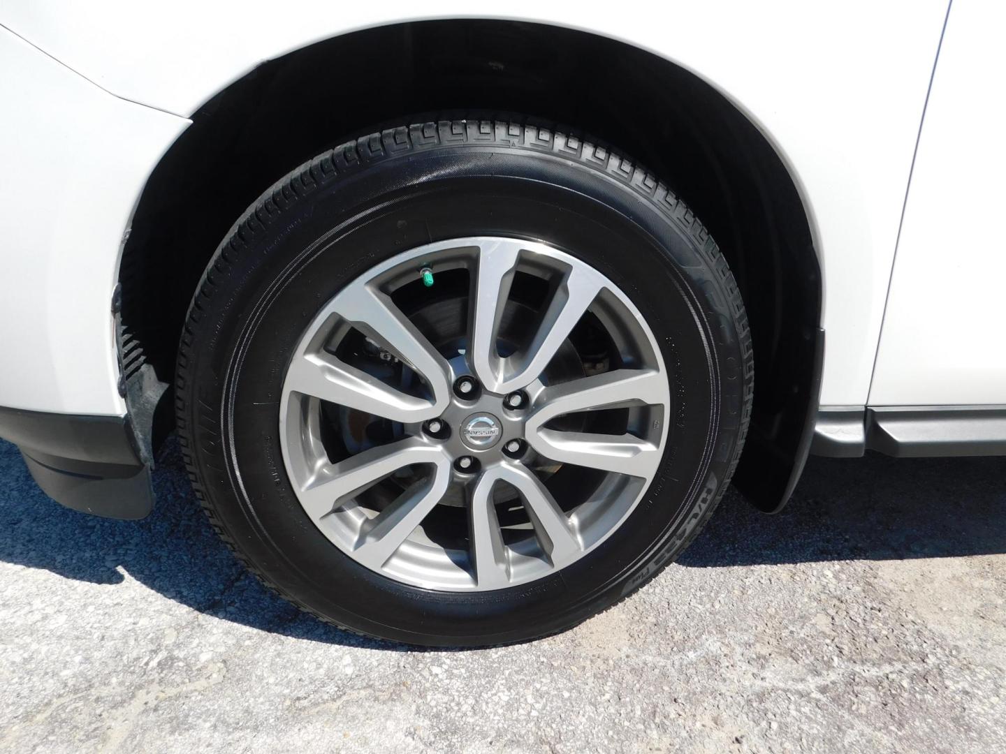 2014 WHITE Nissan Pathfinder S 4WD (5N1AR2MM4EC) with an 3.5L V6 DOHC 24V engine, Continuously Variable Transmission transmission, located at 2121 Burlington St, North Kansas City, MO, 64116, (816) 556-0707, 39.144707, -94.581978 - Photo#1
