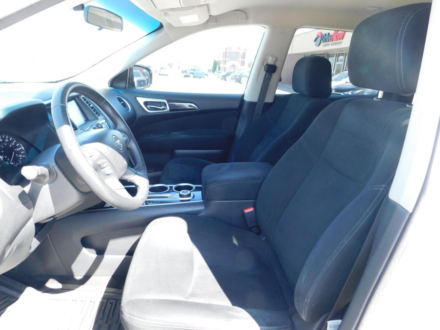 2014 WHITE Nissan Pathfinder S 4WD (5N1AR2MM4EC) with an 3.5L V6 DOHC 24V engine, Continuously Variable Transmission transmission, located at 2121 Burlington St, North Kansas City, MO, 64116, (816) 556-0707, 39.144707, -94.581978 - Photo#2