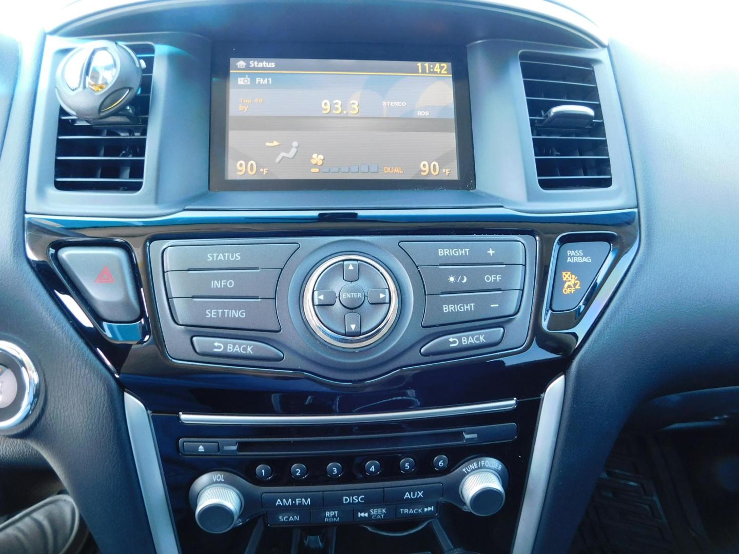 2014 WHITE Nissan Pathfinder S 4WD (5N1AR2MM4EC) with an 3.5L V6 DOHC 24V engine, Continuously Variable Transmission transmission, located at 2121 Burlington St, North Kansas City, MO, 64116, (816) 556-0707, 39.144707, -94.581978 - Photo#3