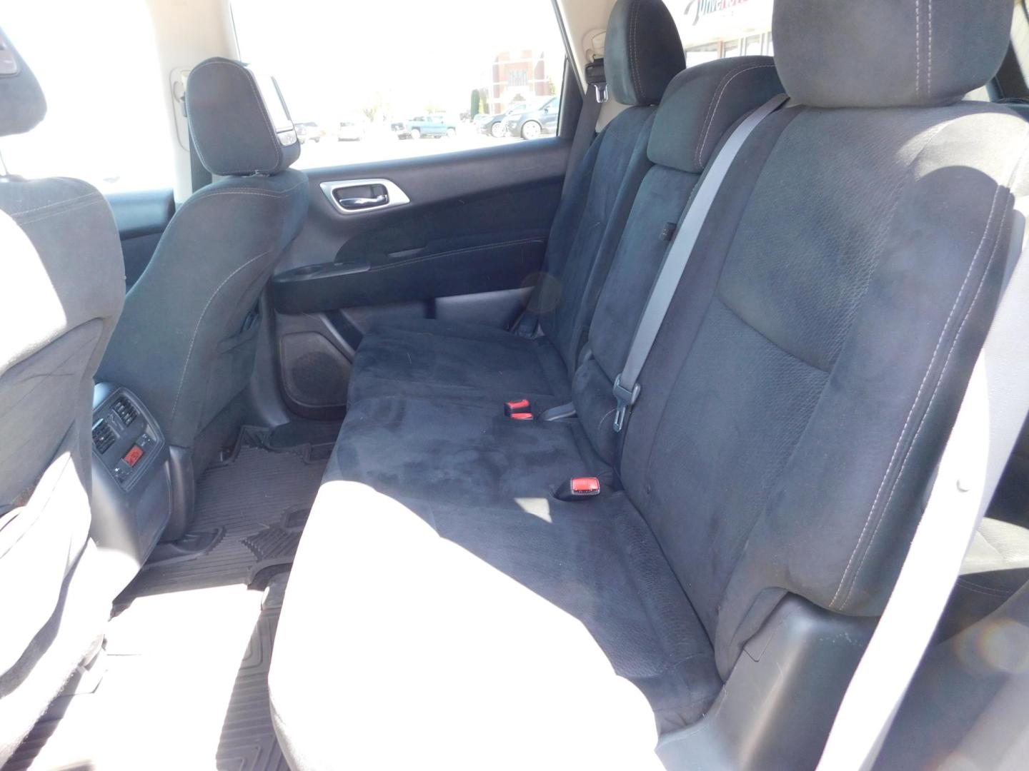 2014 WHITE Nissan Pathfinder S 4WD (5N1AR2MM4EC) with an 3.5L V6 DOHC 24V engine, Continuously Variable Transmission transmission, located at 2121 Burlington St, North Kansas City, MO, 64116, (816) 556-0707, 39.144707, -94.581978 - Photo#5