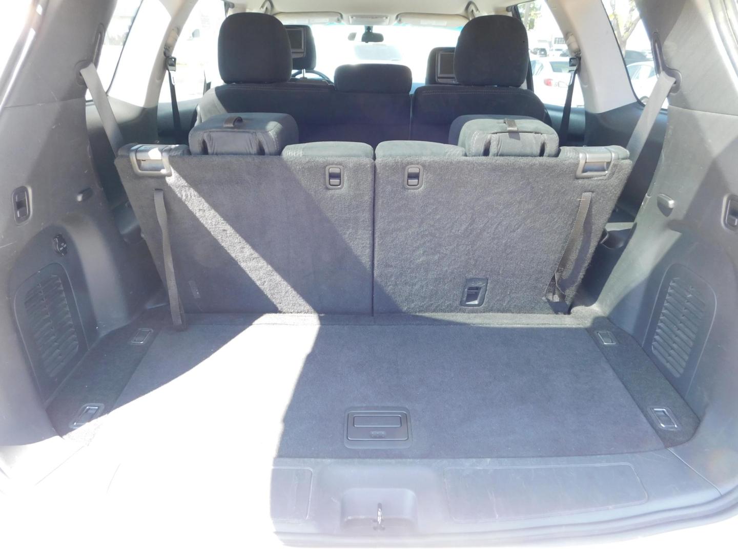2014 WHITE Nissan Pathfinder S 4WD (5N1AR2MM4EC) with an 3.5L V6 DOHC 24V engine, Continuously Variable Transmission transmission, located at 2121 Burlington St, North Kansas City, MO, 64116, (816) 556-0707, 39.144707, -94.581978 - Photo#7