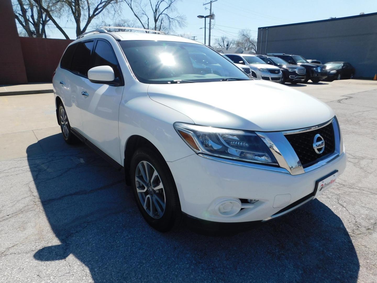 2014 WHITE Nissan Pathfinder S 4WD (5N1AR2MM4EC) with an 3.5L V6 DOHC 24V engine, Continuously Variable Transmission transmission, located at 2121 Burlington St, North Kansas City, MO, 64116, (816) 556-0707, 39.144707, -94.581978 - Photo#9