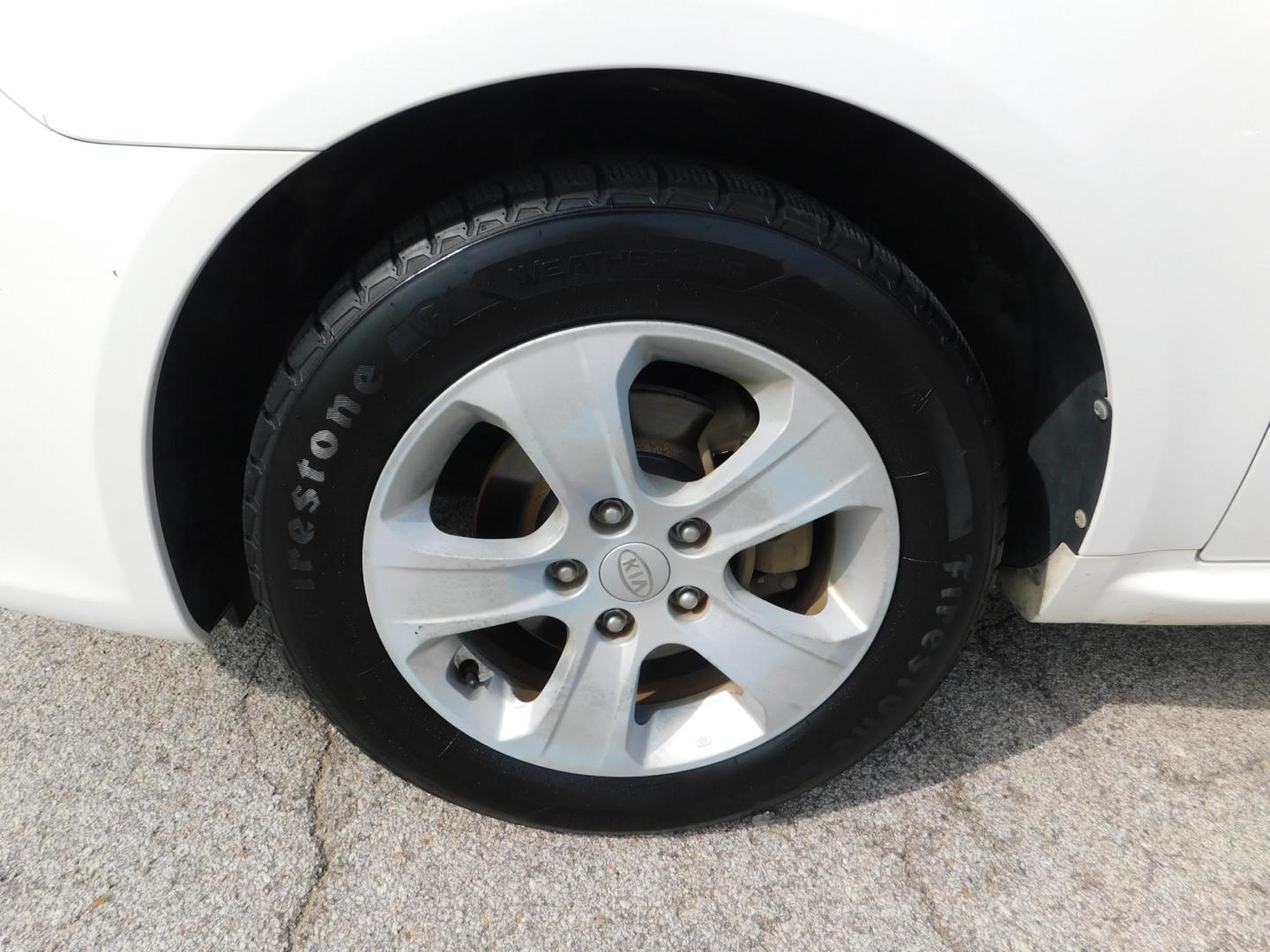 2009 WHITE Kia Optima EX (KNAGE228295) with an 2.4L L4 DOHC 16V engine, 4-Speed Automatic transmission, located at 2121 Burlington St, North Kansas City, MO, 64116, (816) 556-0707, 39.144707, -94.581978 - Photo#1