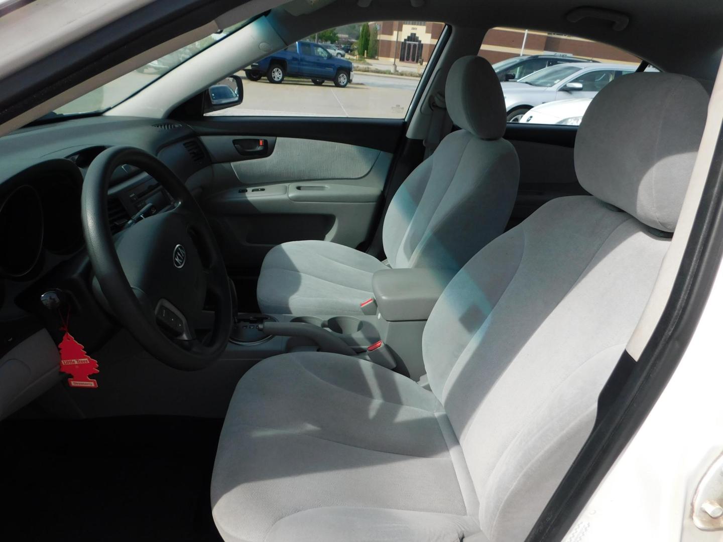 2009 WHITE Kia Optima EX (KNAGE228295) with an 2.4L L4 DOHC 16V engine, 4-Speed Automatic transmission, located at 2121 Burlington St, North Kansas City, MO, 64116, (816) 556-0707, 39.144707, -94.581978 - Photo#2