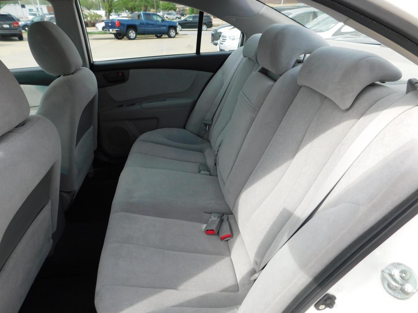 2009 WHITE Kia Optima EX (KNAGE228295) with an 2.4L L4 DOHC 16V engine, 4-Speed Automatic transmission, located at 2121 Burlington St, North Kansas City, MO, 64116, (816) 556-0707, 39.144707, -94.581978 - Photo#5