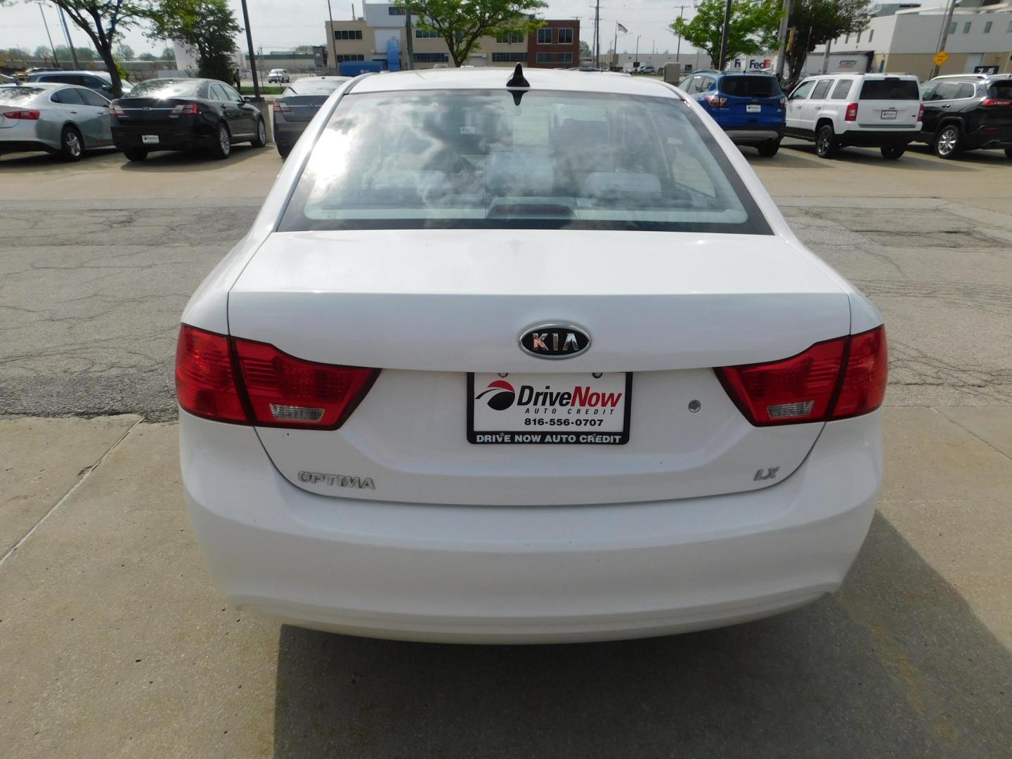 2009 WHITE Kia Optima EX (KNAGE228295) with an 2.4L L4 DOHC 16V engine, 4-Speed Automatic transmission, located at 2121 Burlington St, North Kansas City, MO, 64116, (816) 556-0707, 39.144707, -94.581978 - Photo#7