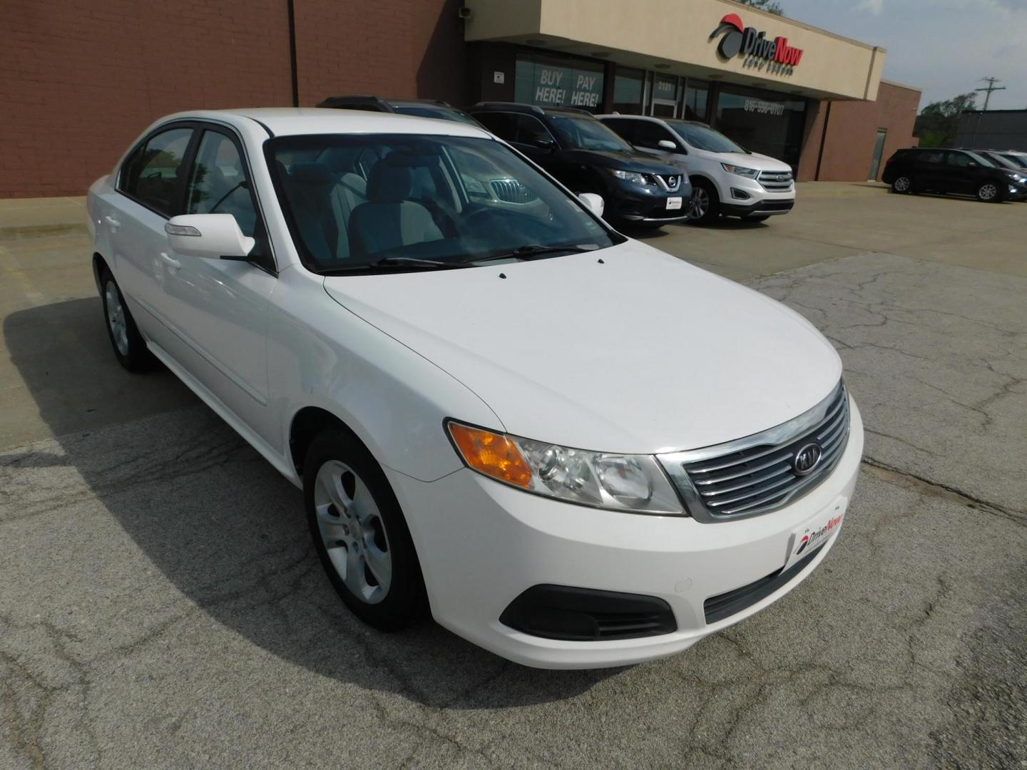 2009 WHITE Kia Optima EX (KNAGE228295) with an 2.4L L4 DOHC 16V engine, 4-Speed Automatic transmission, located at 2121 Burlington St, North Kansas City, MO, 64116, (816) 556-0707, 39.144707, -94.581978 - Photo#8