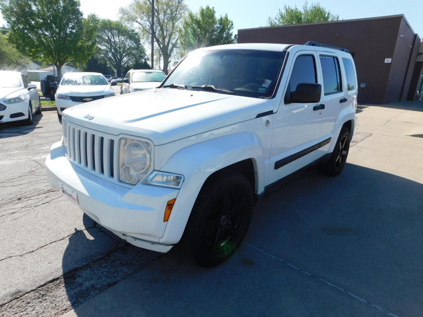 2012 WHITE Jeep Liberty Sport 4WD (1C4PJMAK1CW) with an 3.7L V6 SOHC 12V engine, 4-Speed Automatic transmission, located at 2121 Burlington St, North Kansas City, MO, 64116, (816) 556-0707, 39.144707, -94.581978 - Photo#0