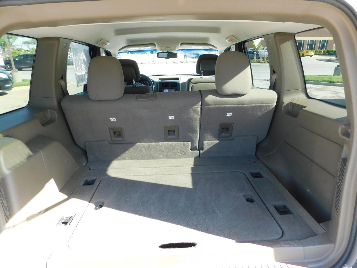 2012 WHITE Jeep Liberty Sport 4WD (1C4PJMAK1CW) with an 3.7L V6 SOHC 12V engine, 4-Speed Automatic transmission, located at 2121 Burlington St, North Kansas City, MO, 64116, (816) 556-0707, 39.144707, -94.581978 - Photo#6