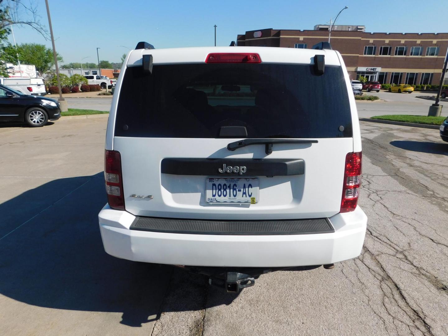 2012 WHITE Jeep Liberty Sport 4WD (1C4PJMAK1CW) with an 3.7L V6 SOHC 12V engine, 4-Speed Automatic transmission, located at 2121 Burlington St, North Kansas City, MO, 64116, (816) 556-0707, 39.144707, -94.581978 - Photo#7