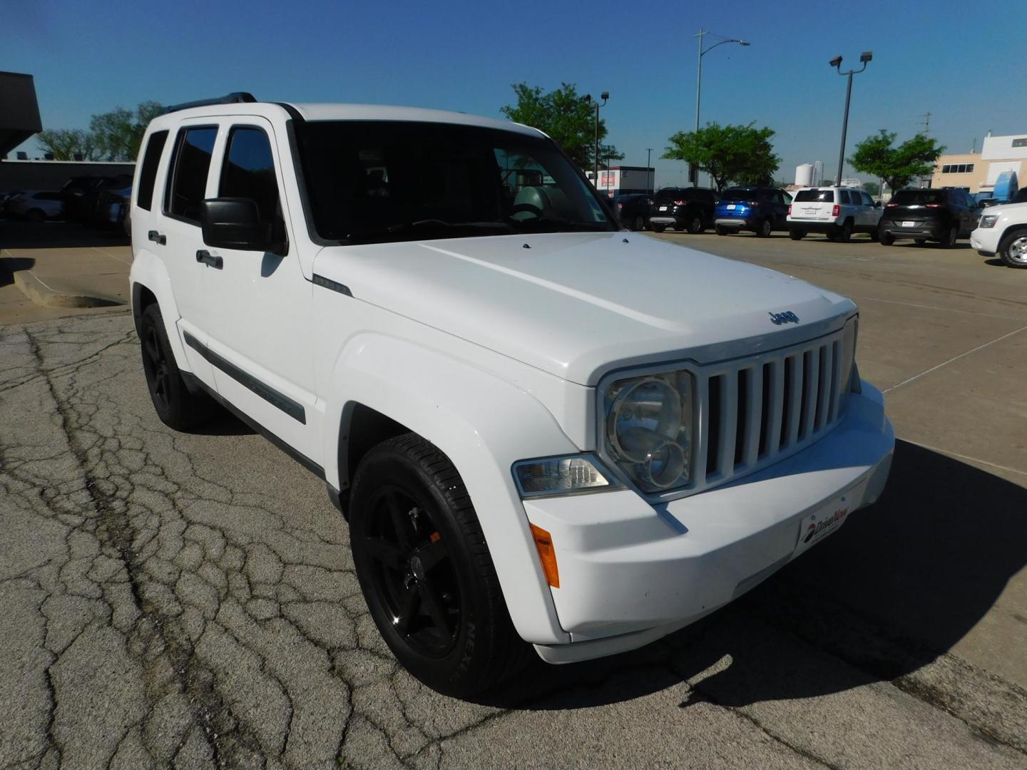 2012 WHITE Jeep Liberty Sport 4WD (1C4PJMAK1CW) with an 3.7L V6 SOHC 12V engine, 4-Speed Automatic transmission, located at 2121 Burlington St, North Kansas City, MO, 64116, (816) 556-0707, 39.144707, -94.581978 - Photo#8